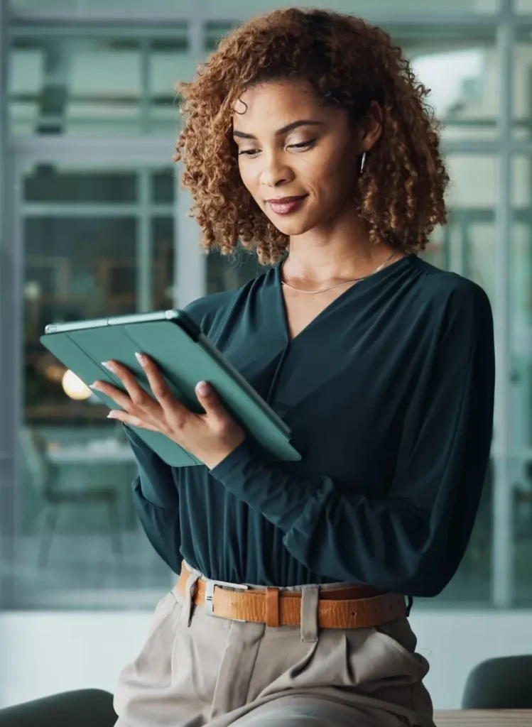Femme consultant une tablette pour suivre sa comptabilité en ligne